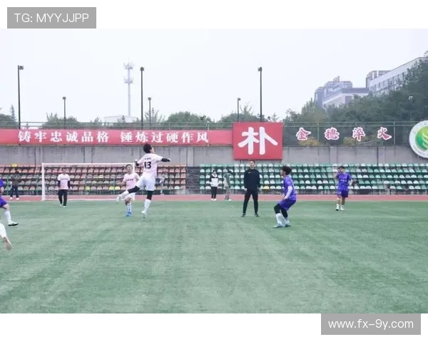 当足球射门划破长空转场风云突变激情与天气同频涌动